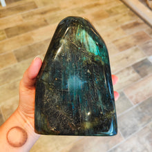 Charger l&#39;image dans la galerie, Grosse Labradorite polie
