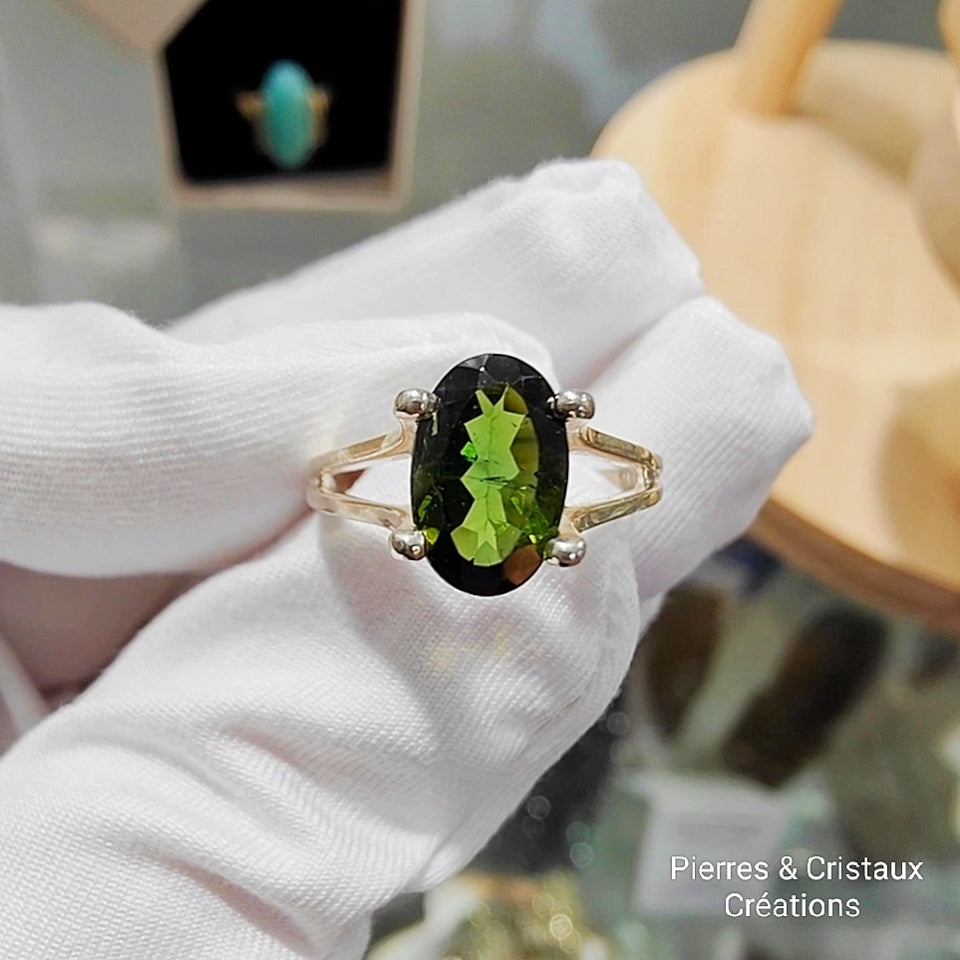 Tourmaline verte sur bague en argent